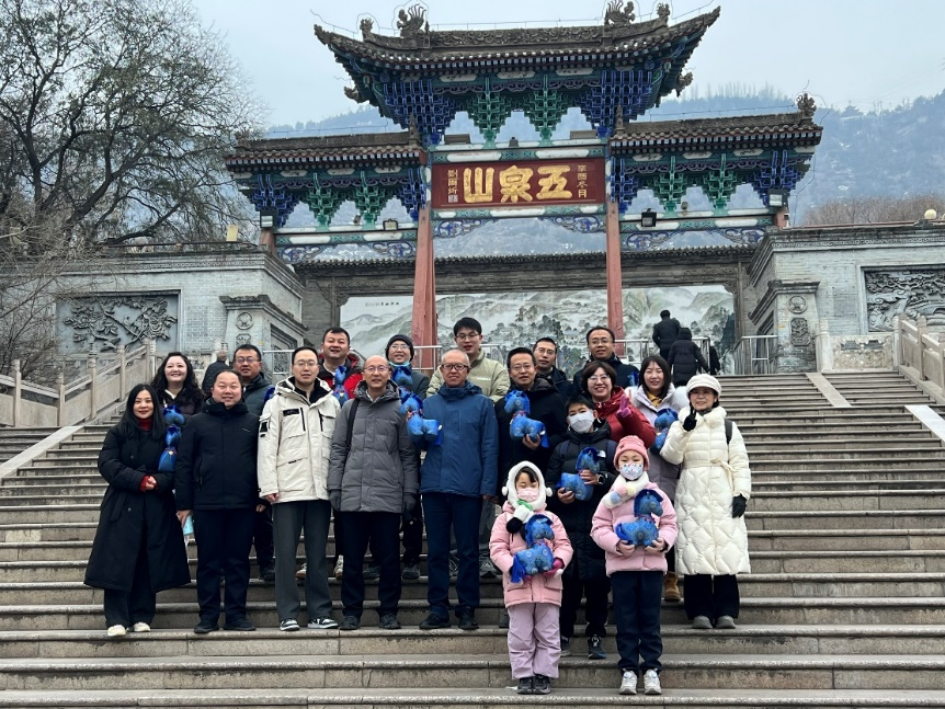 微电子现代产业学院工会举办“登高同奋进，携手启新程”元旦登山活动