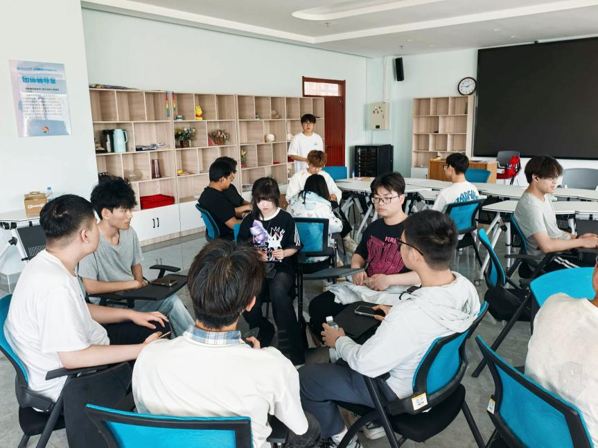 微电子现代产业学院举办“情绪盲盒 向阳而生”朋辈心理沙龙活动