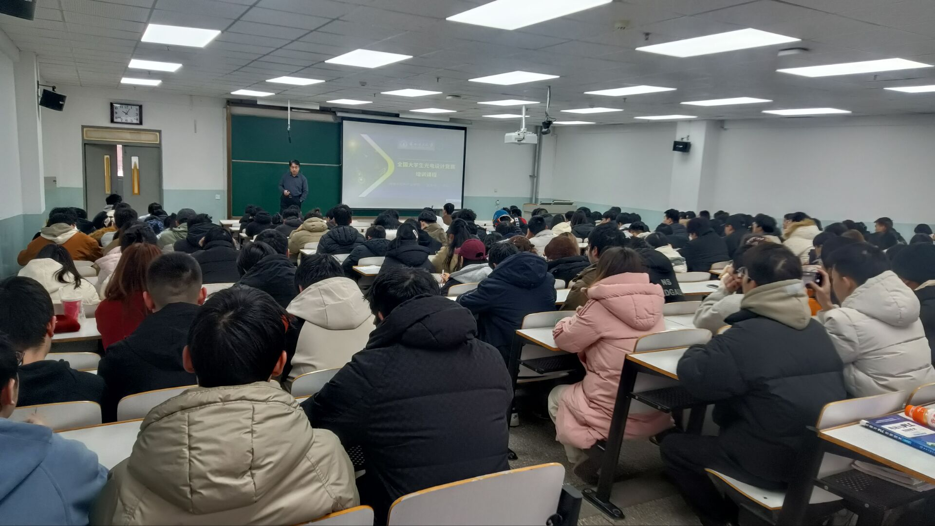 以赛促教：微电子现代产业学院“全国大学生光电设计竞赛”培训课程构建“教赛产协同育人”新模式